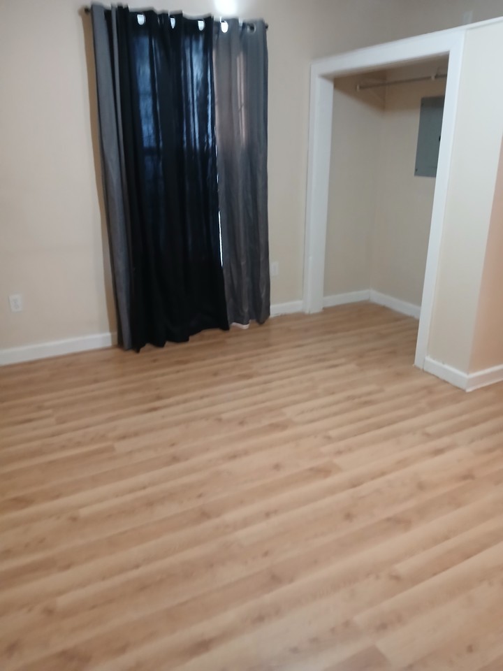709 S Poplar St Apt B #B - Photo 6 of 8