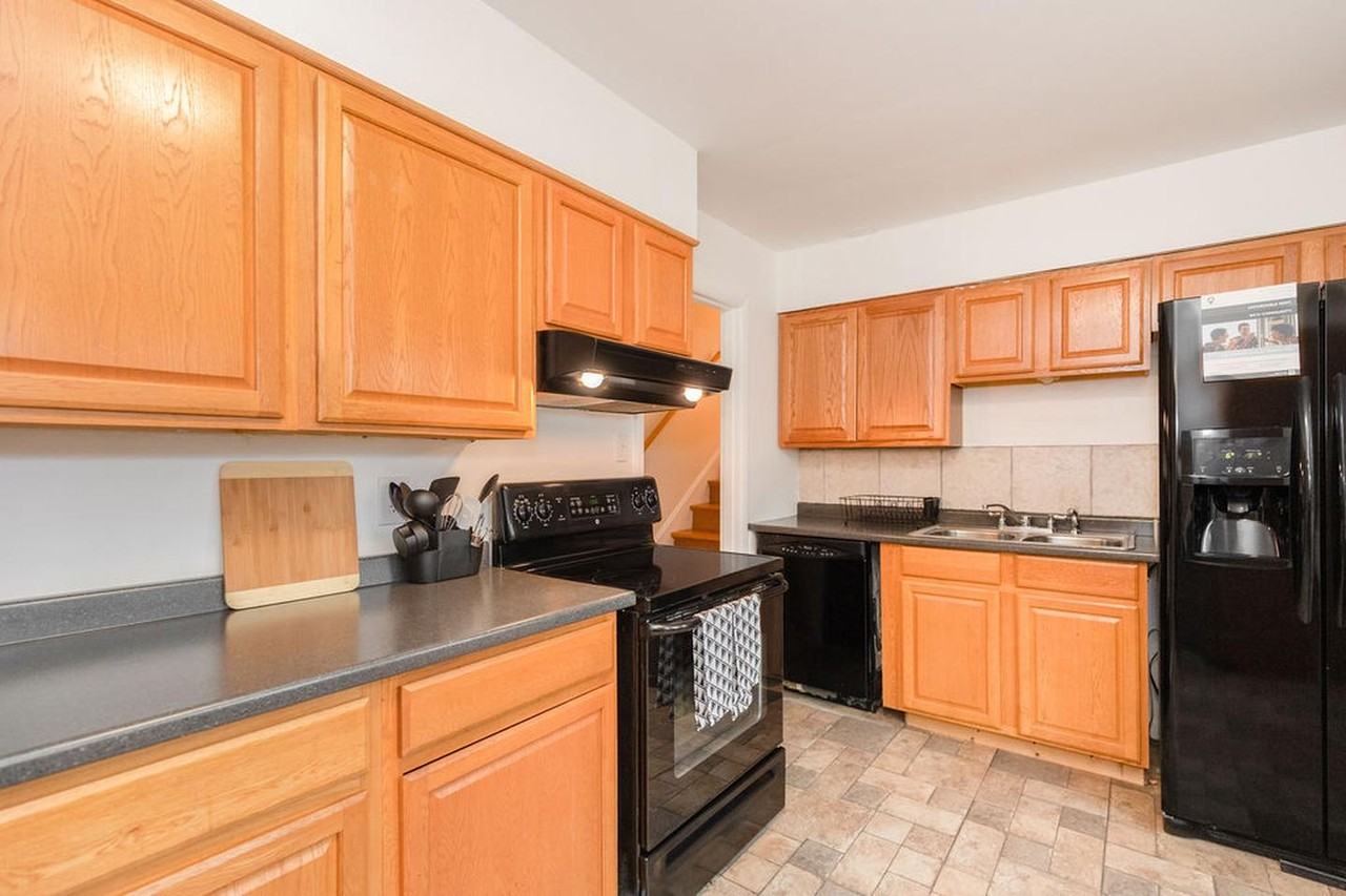 Stylish Overland Park home with modern updates and a spacious backyard - Photo 5 of 16