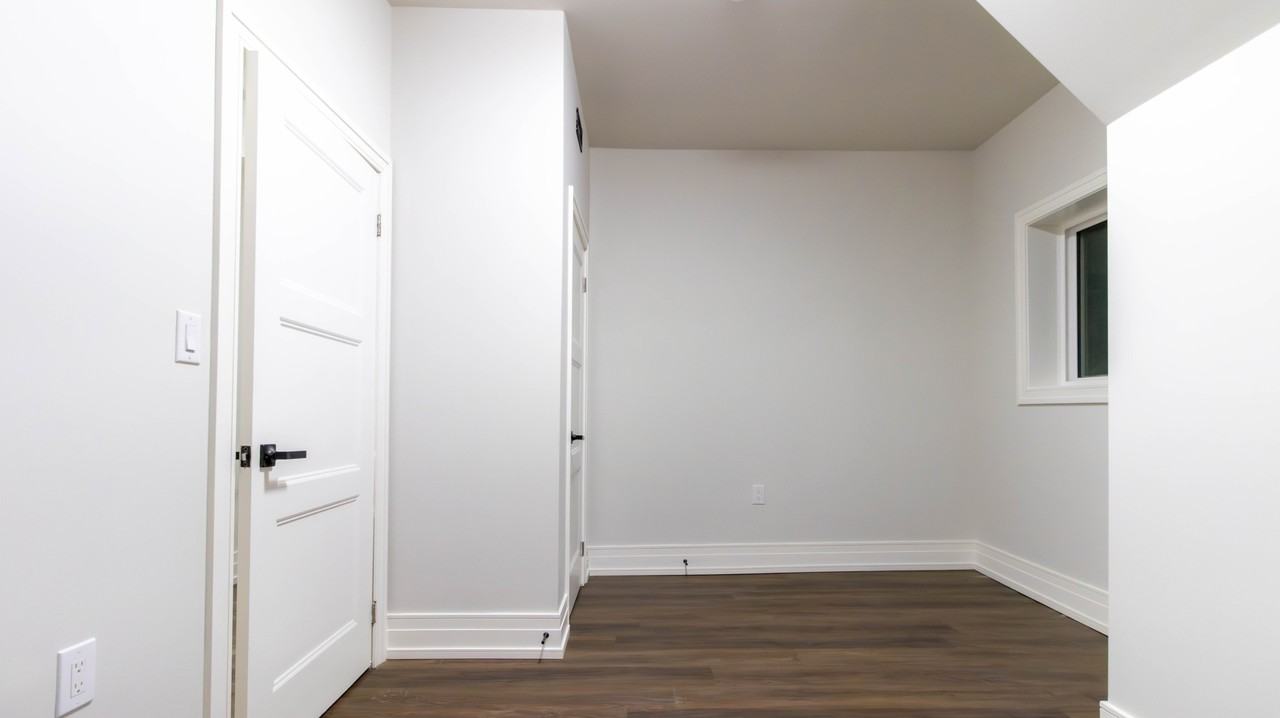 52 Charlton Ave W #5 - Photo 4 of 8