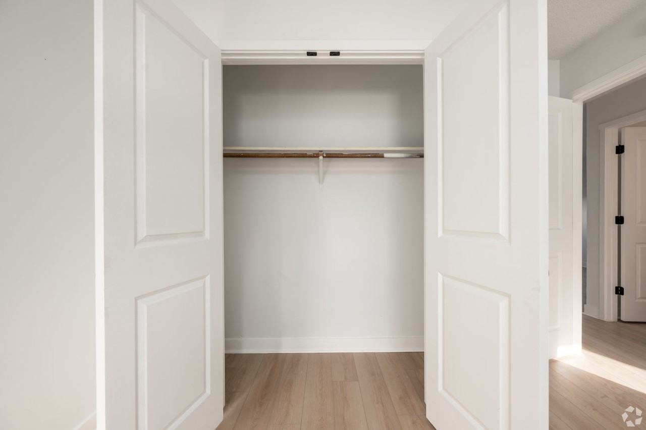 715 E Race St - Photo 2 of 12