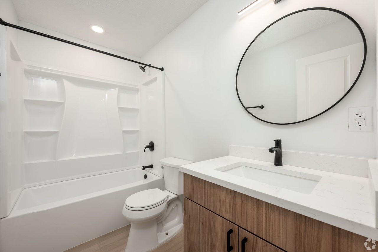 715 E Race St - Photo 3 of 12