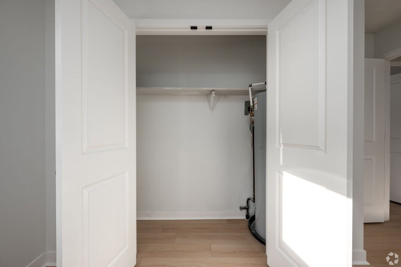 715 E Race St - Photo 4 of 12