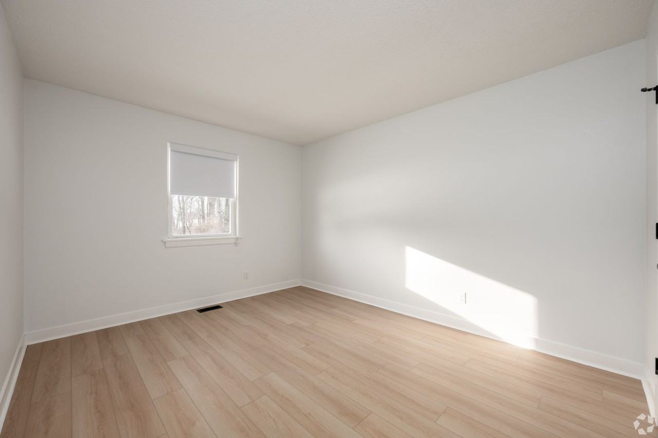 715 E Race St - Photo 5 of 12