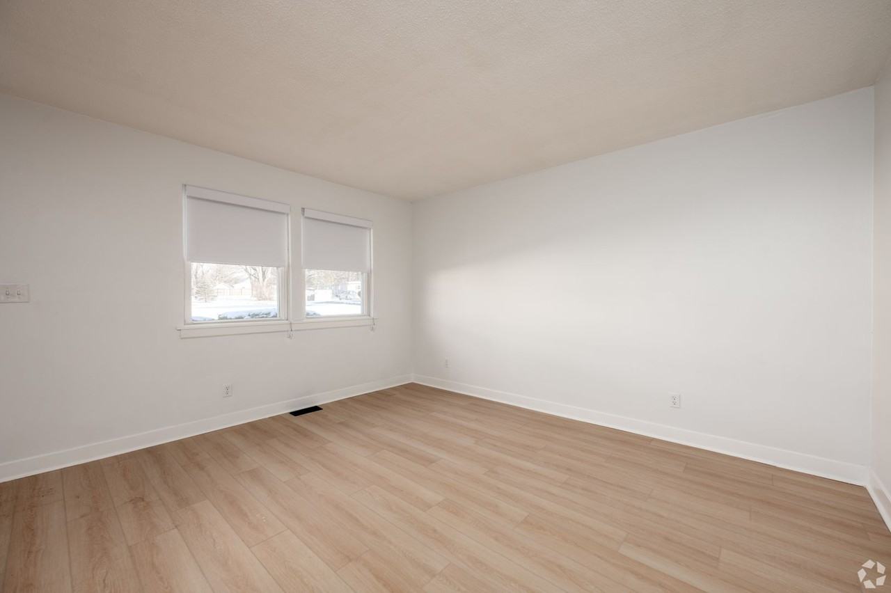 715 E Race St - Photo 6 of 12