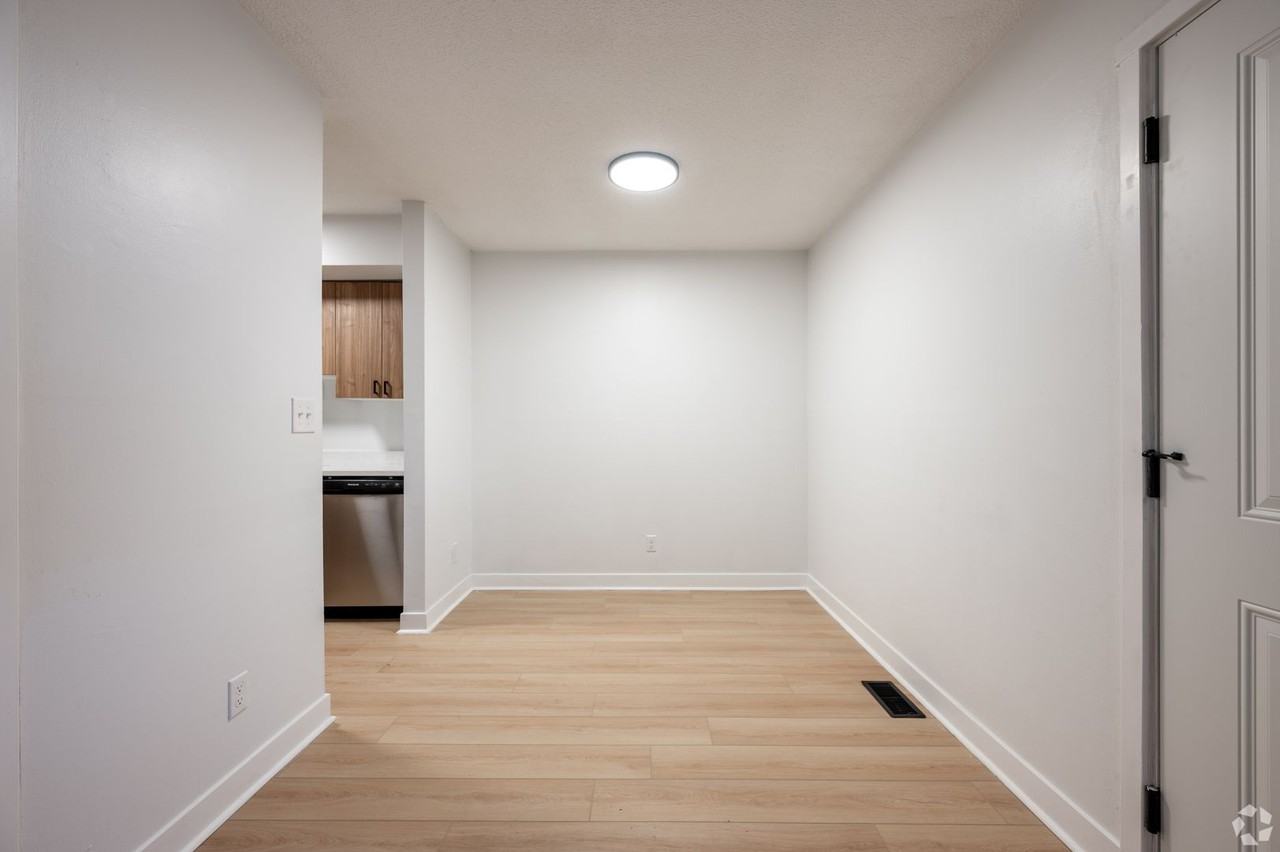 715 E Race St - Photo 7 of 12