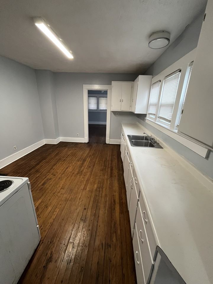 735 W 3rd St #1 - Photo 3 of 20