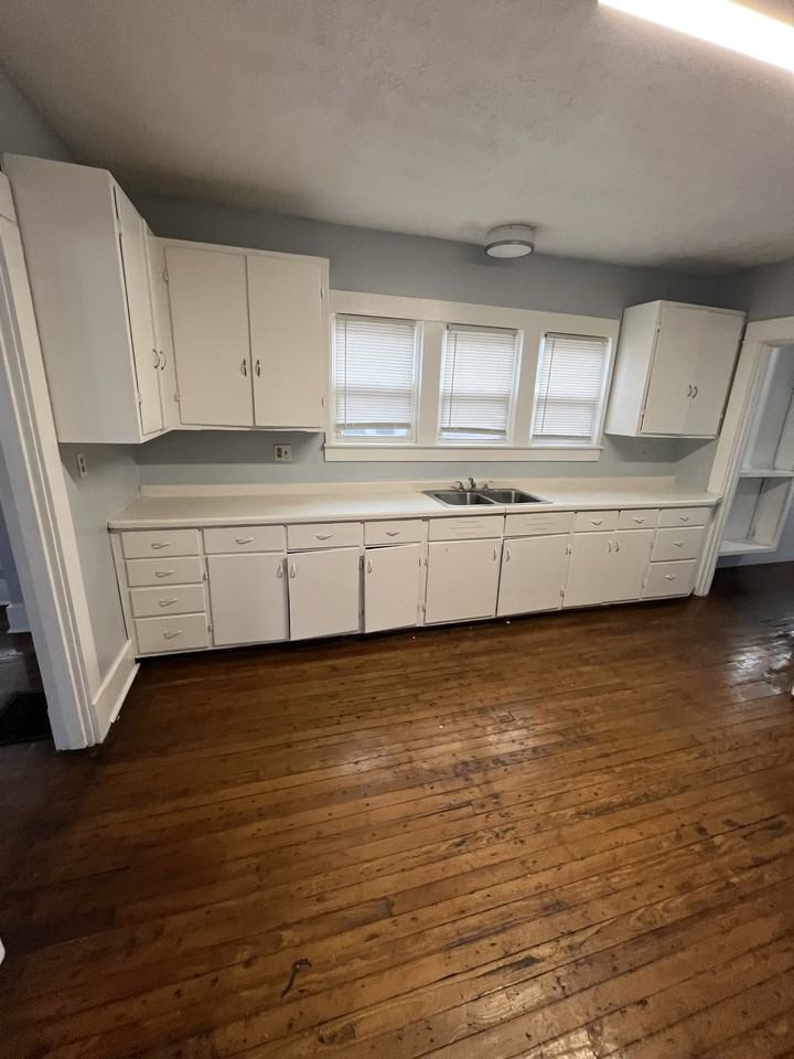 735 W 3rd St #1 - Photo 4 of 20