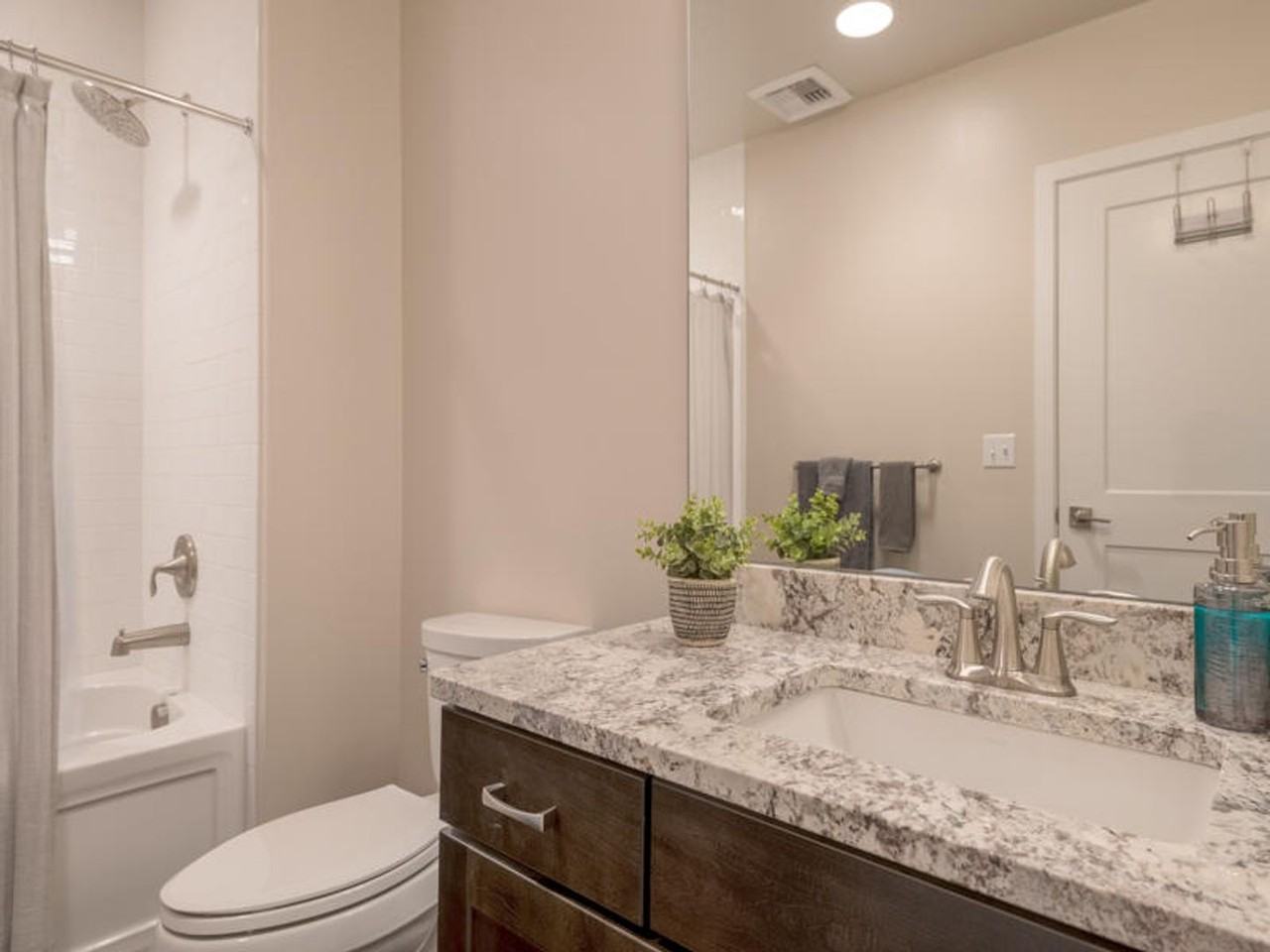 945 Wyoming St - Photo 6 of 16