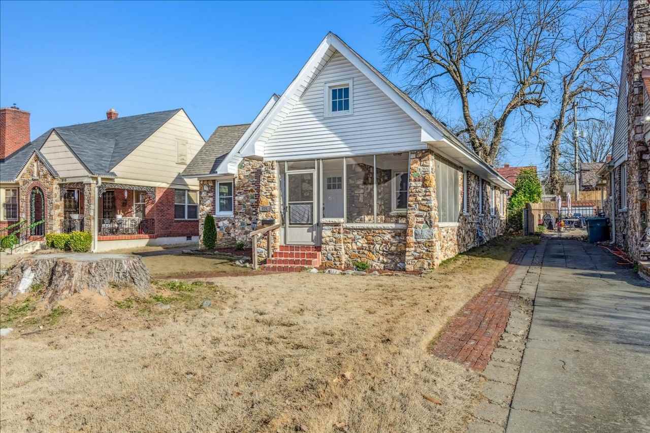 894 N Idlewild St - Photo 3 of 26