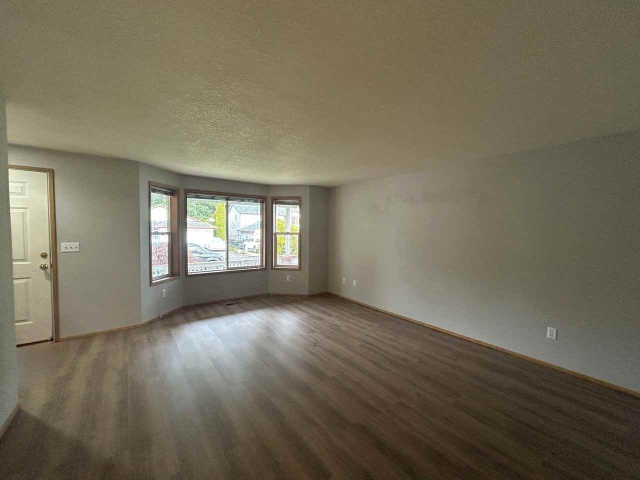 7509 Ne 67th St - Photo 2 of 18