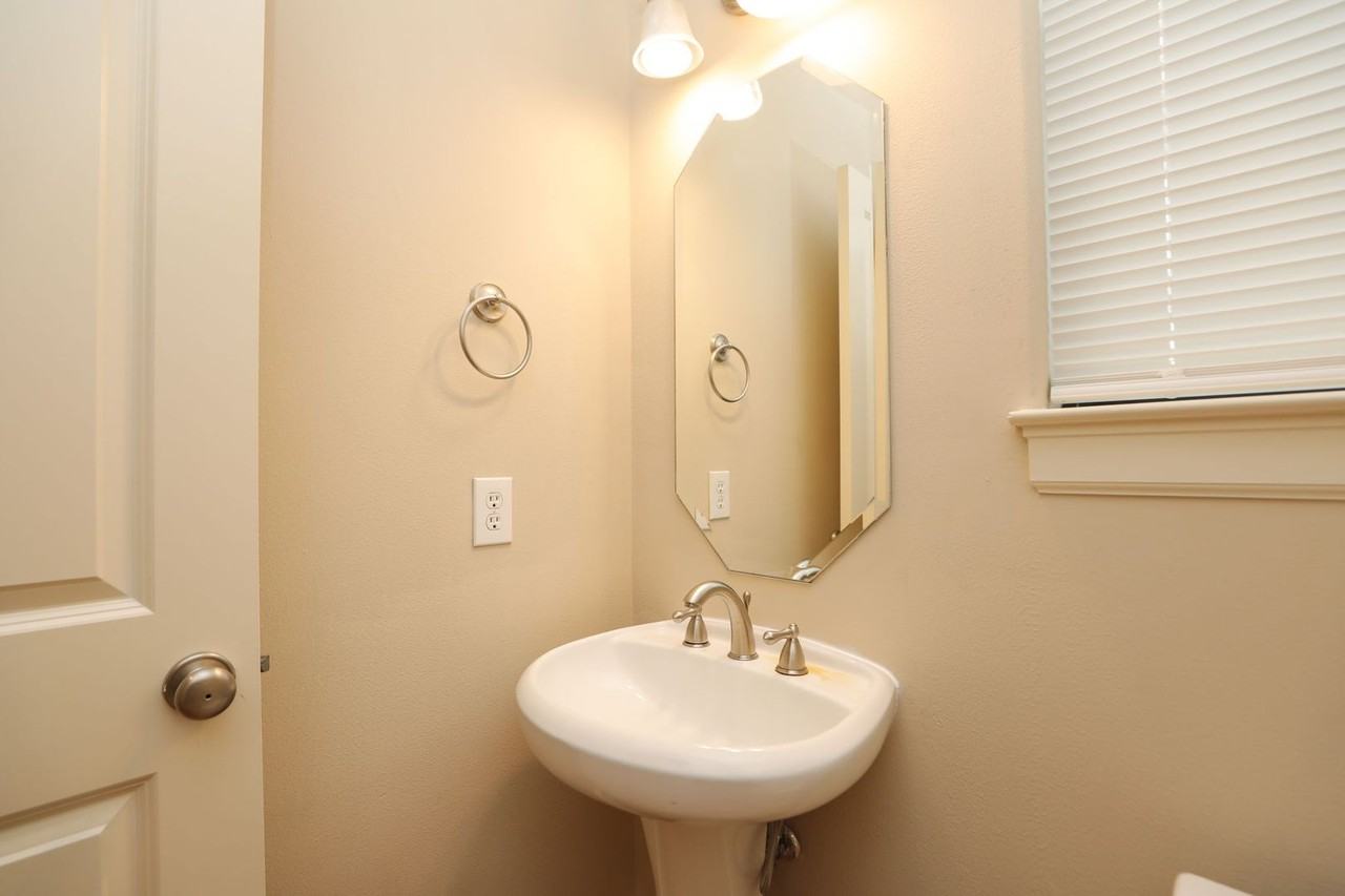 1205 Birdsall St - Photo 5 of 38