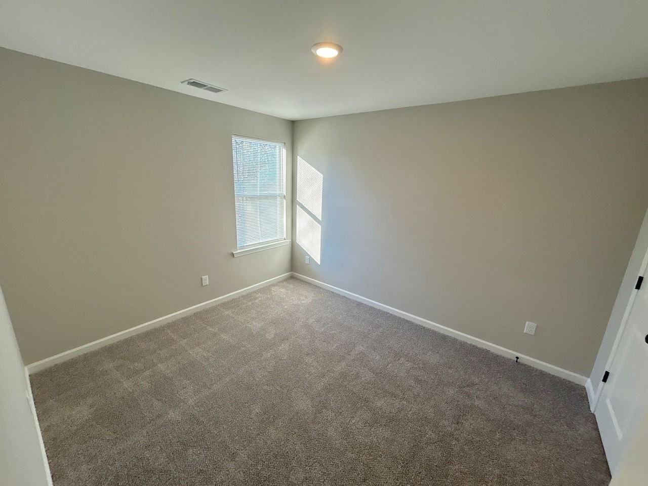 671 Pearce St - Photo 3 of 12