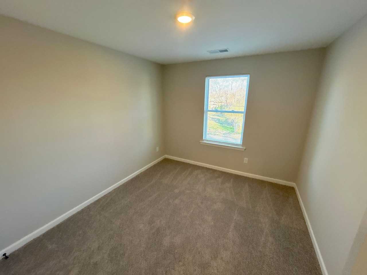 671 Pearce St - Photo 4 of 12