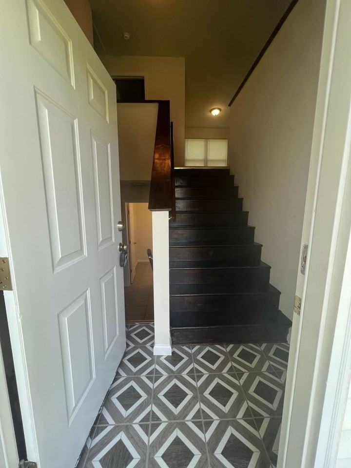 246 Baker St - Photo 2 of 20