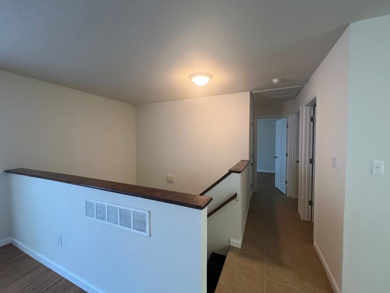 246 Baker St - Photo 5 of 20