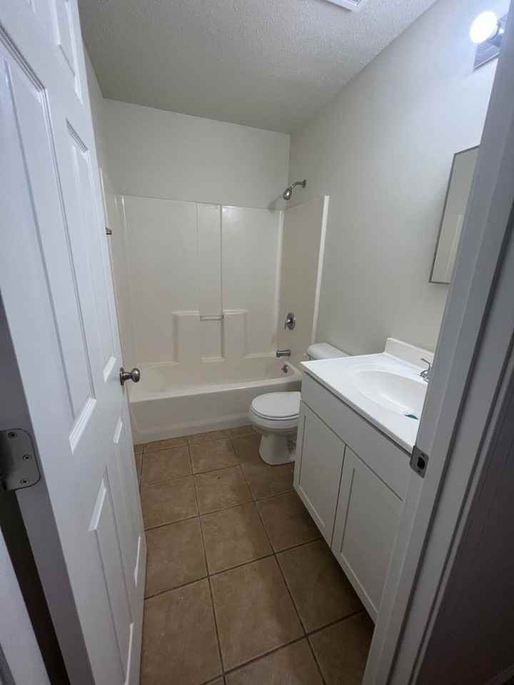 246 Baker St - Photo 6 of 20