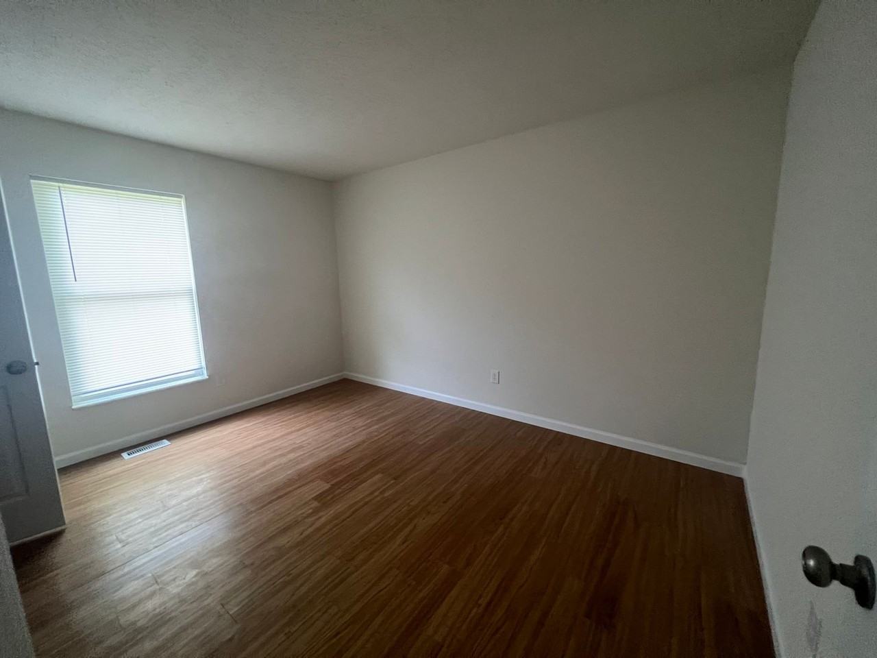 246 Baker St - Photo 7 of 20