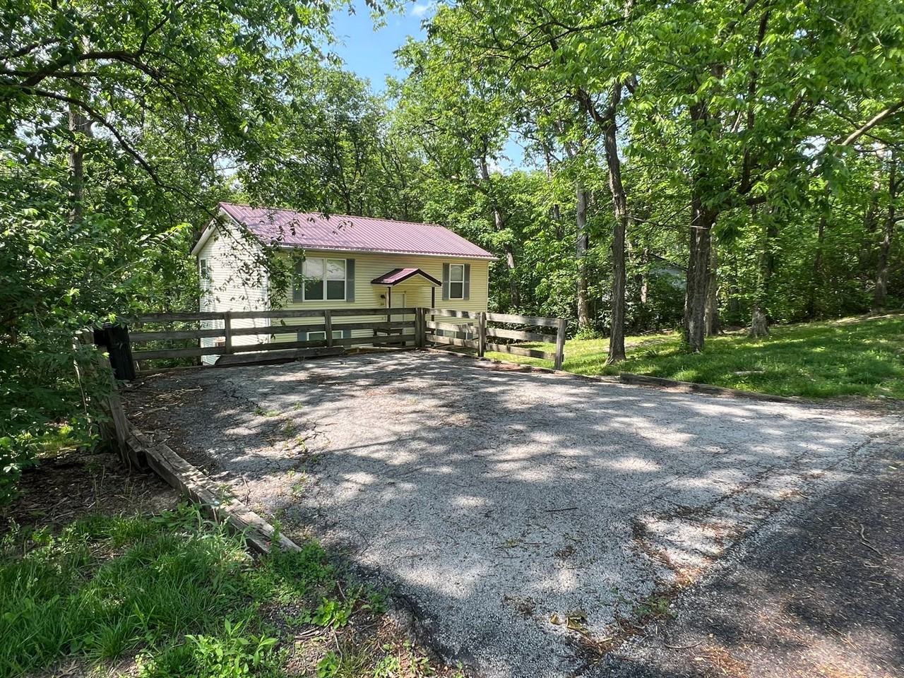 215 Baker St - Photo 3 of 3