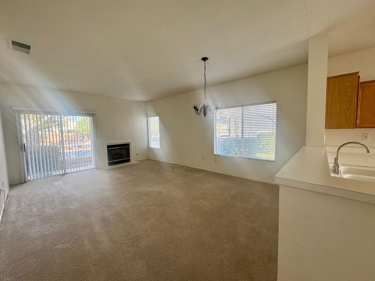 11670 Oak St - Photo 3 of 9