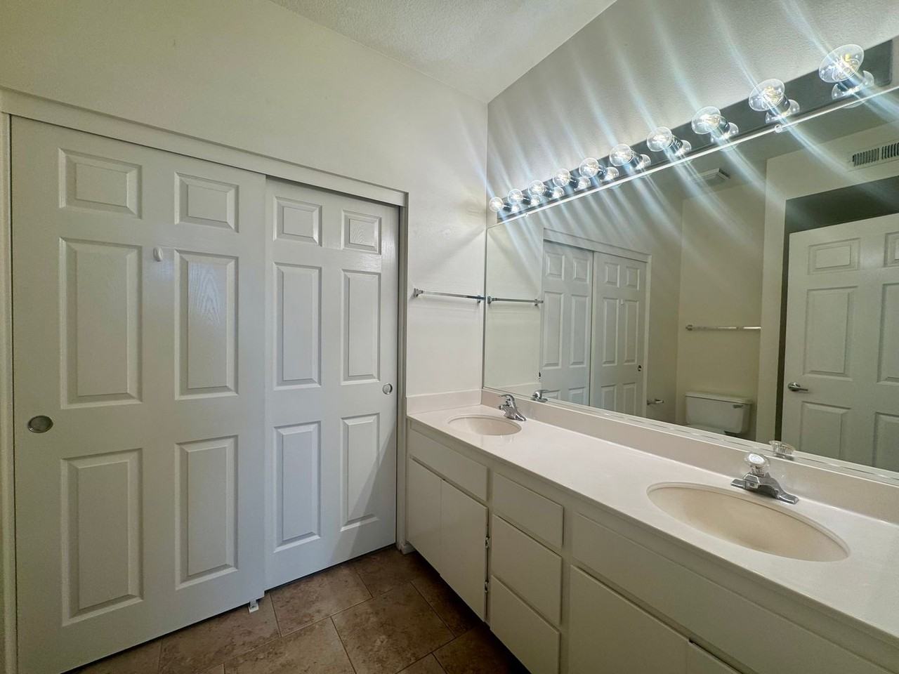 11670 Oak St - Photo 6 of 9