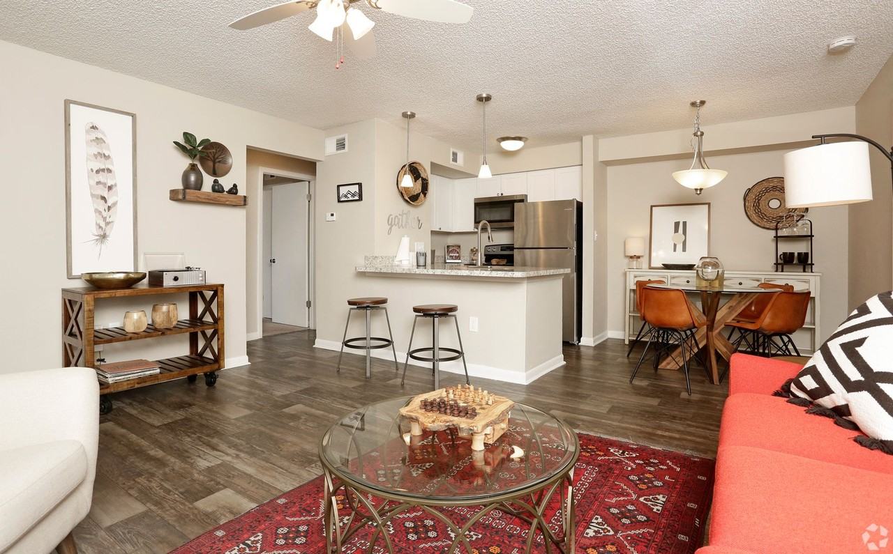 7325 Goldenpointe Blvd - Photo 7 of 31