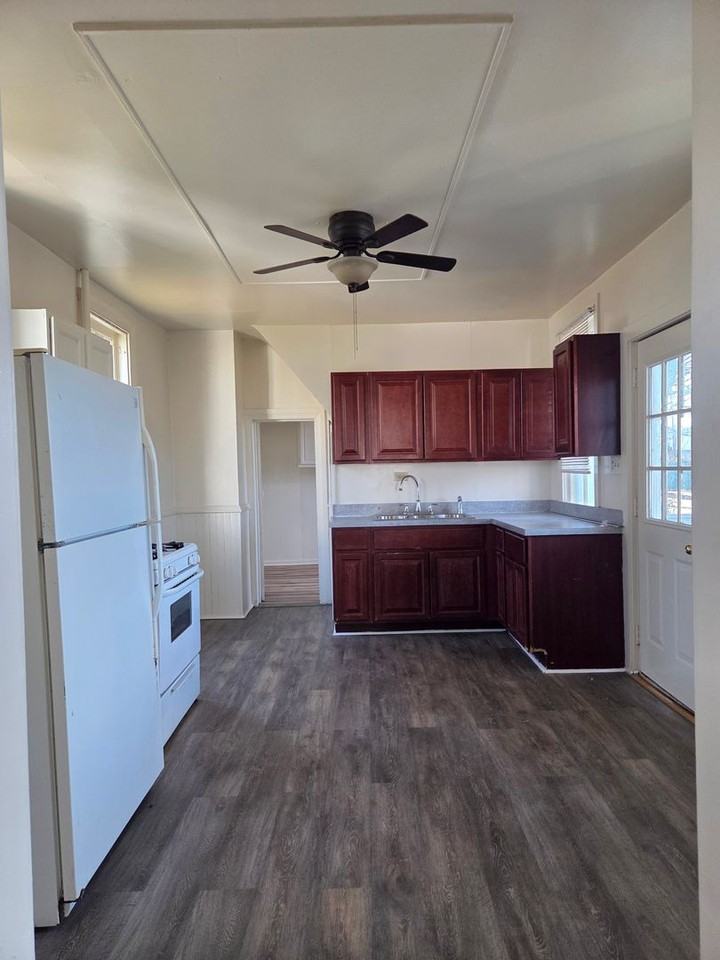 648 E Princess St - Photo 2 of 12