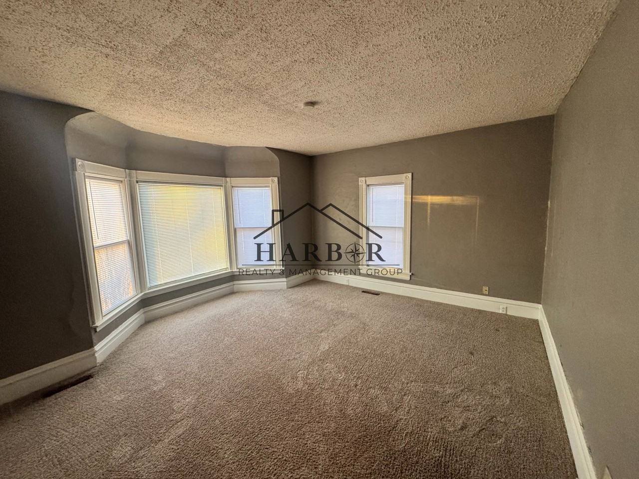 13 2nd St Ne - Photo 4 of 33