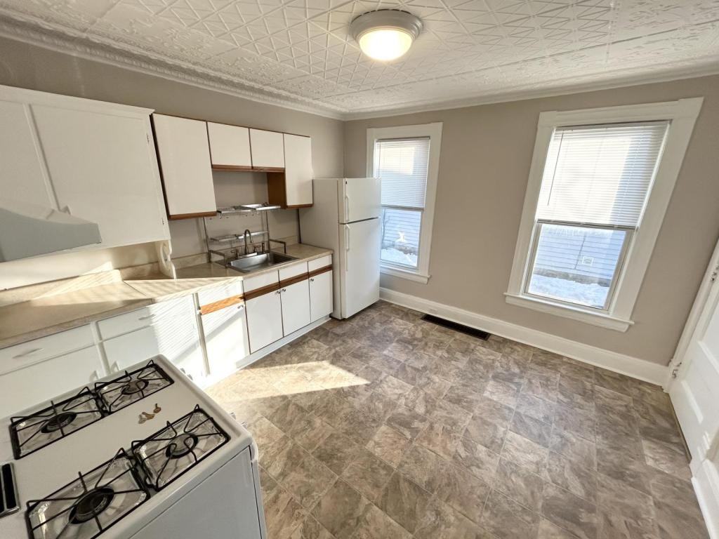 519 S Midler Ave - Photo 3 of 9