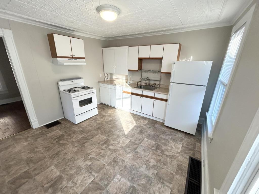 519 S Midler Ave - Photo 4 of 9