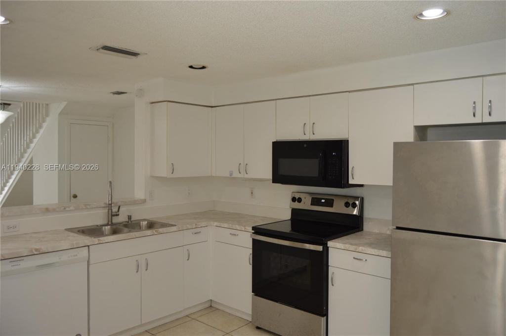 1527 Veracruz Ln - Photo 3 of 9