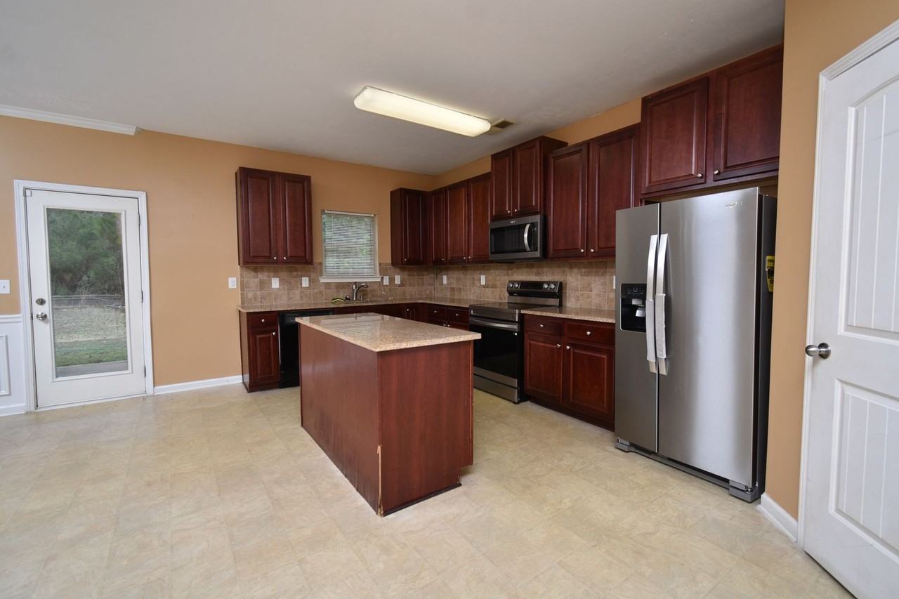 2307 Trinity Cir - Photo 5 of 19