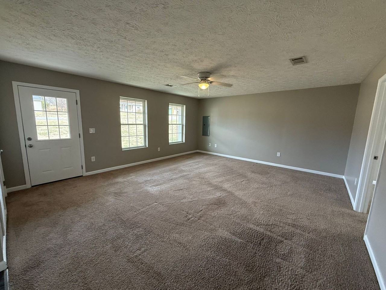 104 Howard Dr - Photo 3 of 15