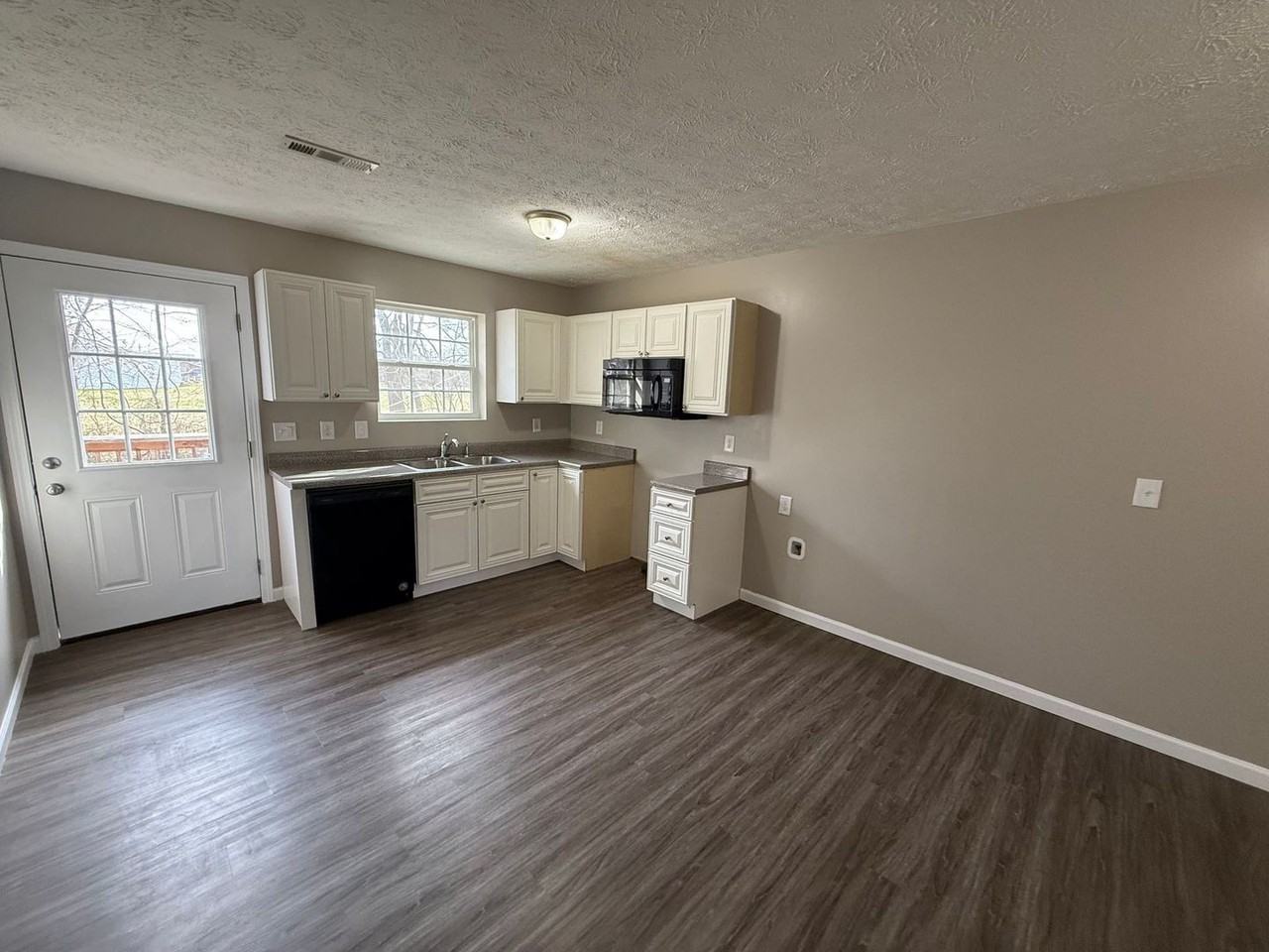 104 Howard Dr - Photo 6 of 15