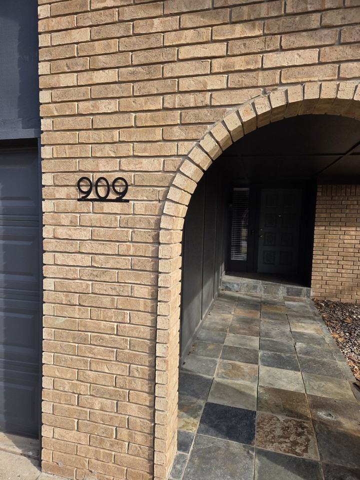 909 N Holly St - Photo 3 of 18