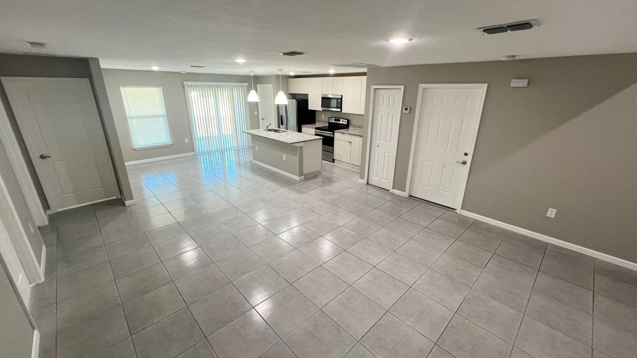 888 Remsen Ave Nw - Photo 5 of 42