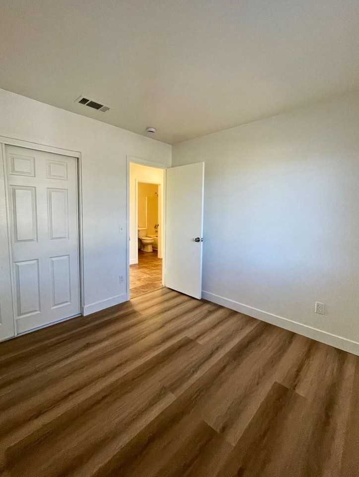 2807 Nobility Ave - Photo 7 of 21