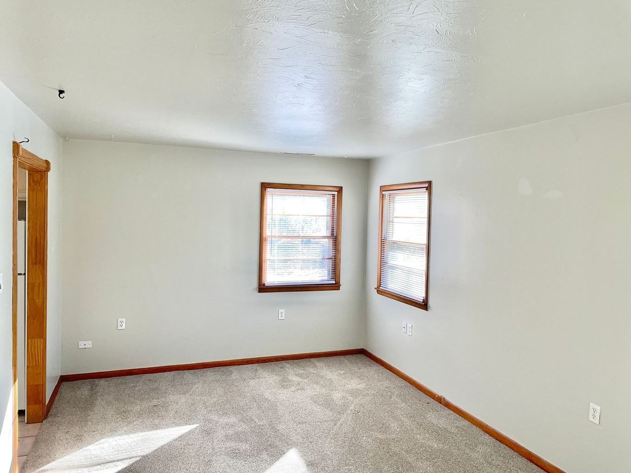 1911 Manor Ln - Photo 6 of 13