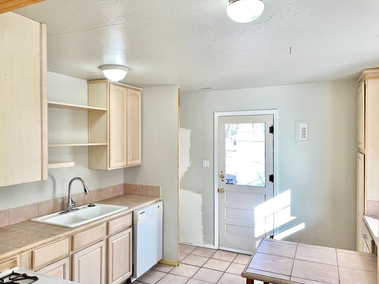 1911 Manor Ln - Photo 7 of 13