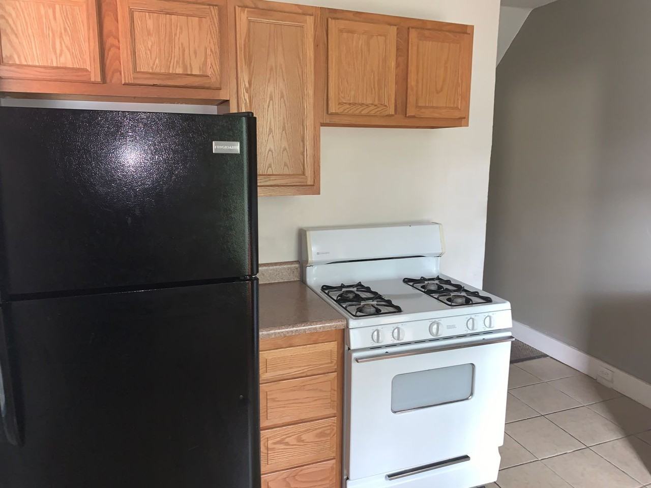 230 Robinson St - Photo 4 of 15