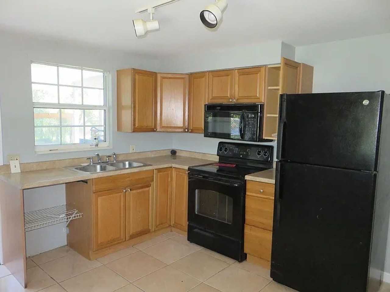 1745 Dayton St S - Photo 4 of 17