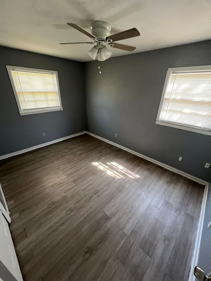 2410 E 7th St - Photo 6 of 15