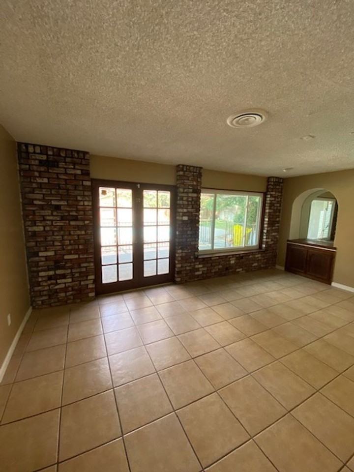 2620 Hempstead Ln - Photo 3 of 15