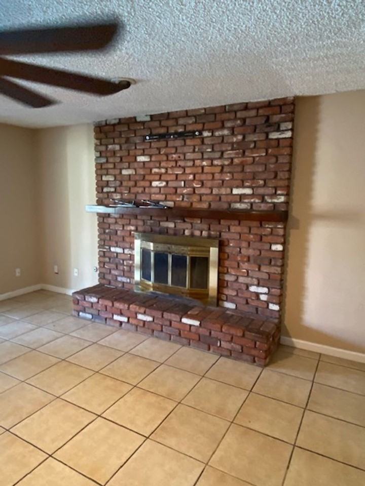 2620 Hempstead Ln - Photo 4 of 15