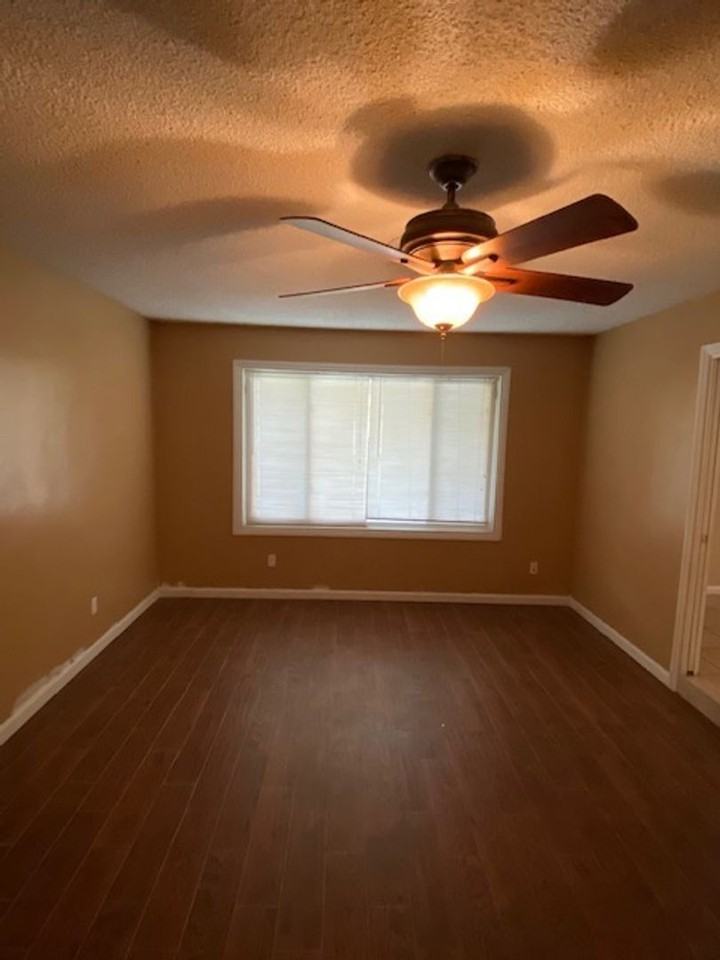 2620 Hempstead Ln - Photo 5 of 15