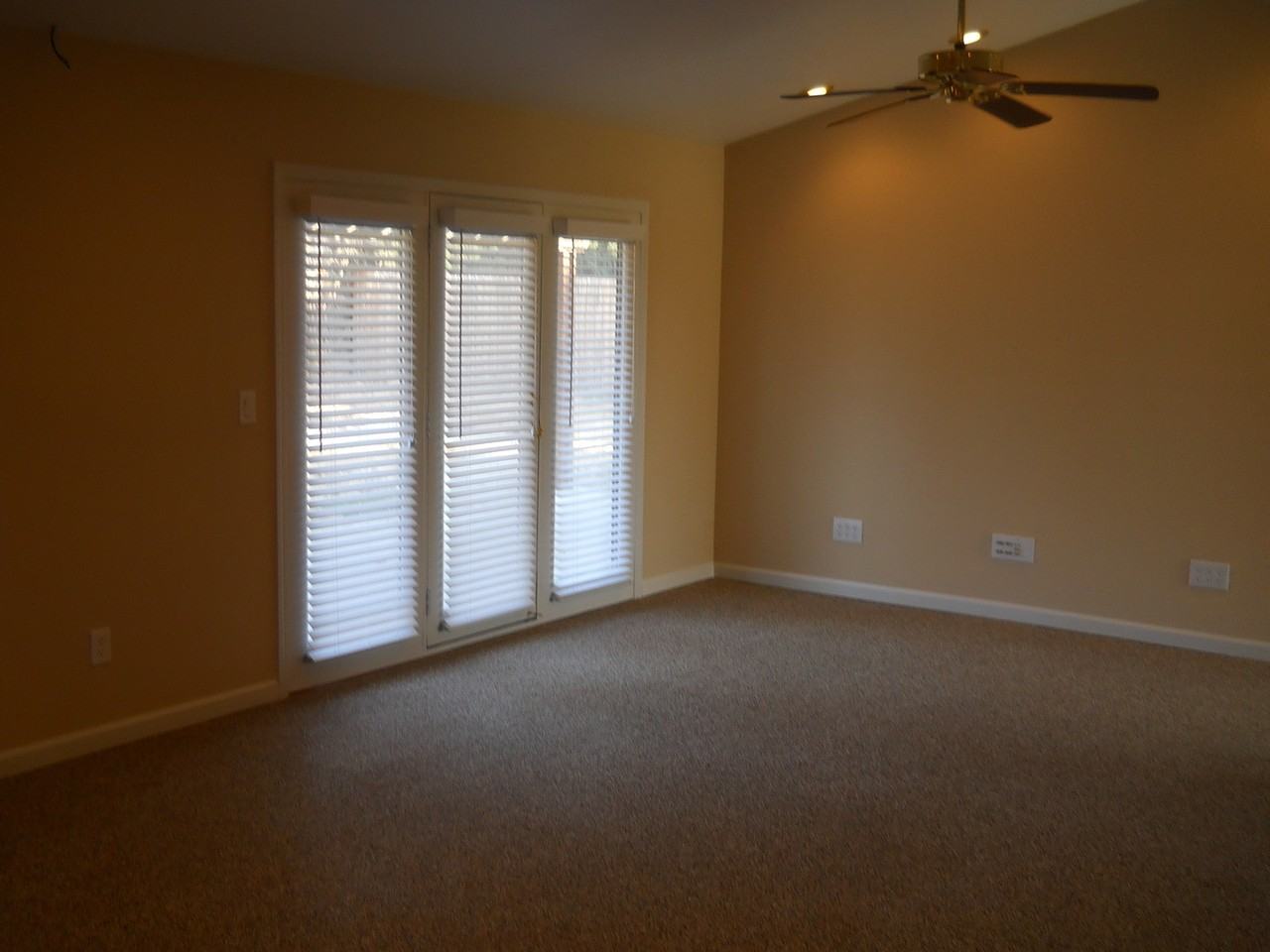 2043 Candlewood Ln - Photo 2 of 6