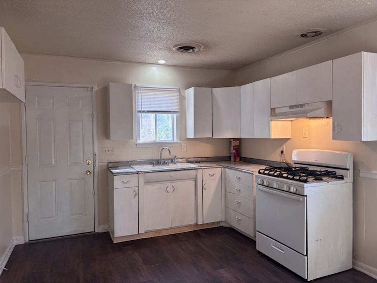 1333 Woody Dr - Photo 3 of 8