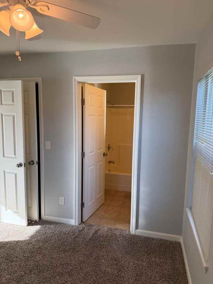 2216 Oxford Rd - Photo 2 of 12