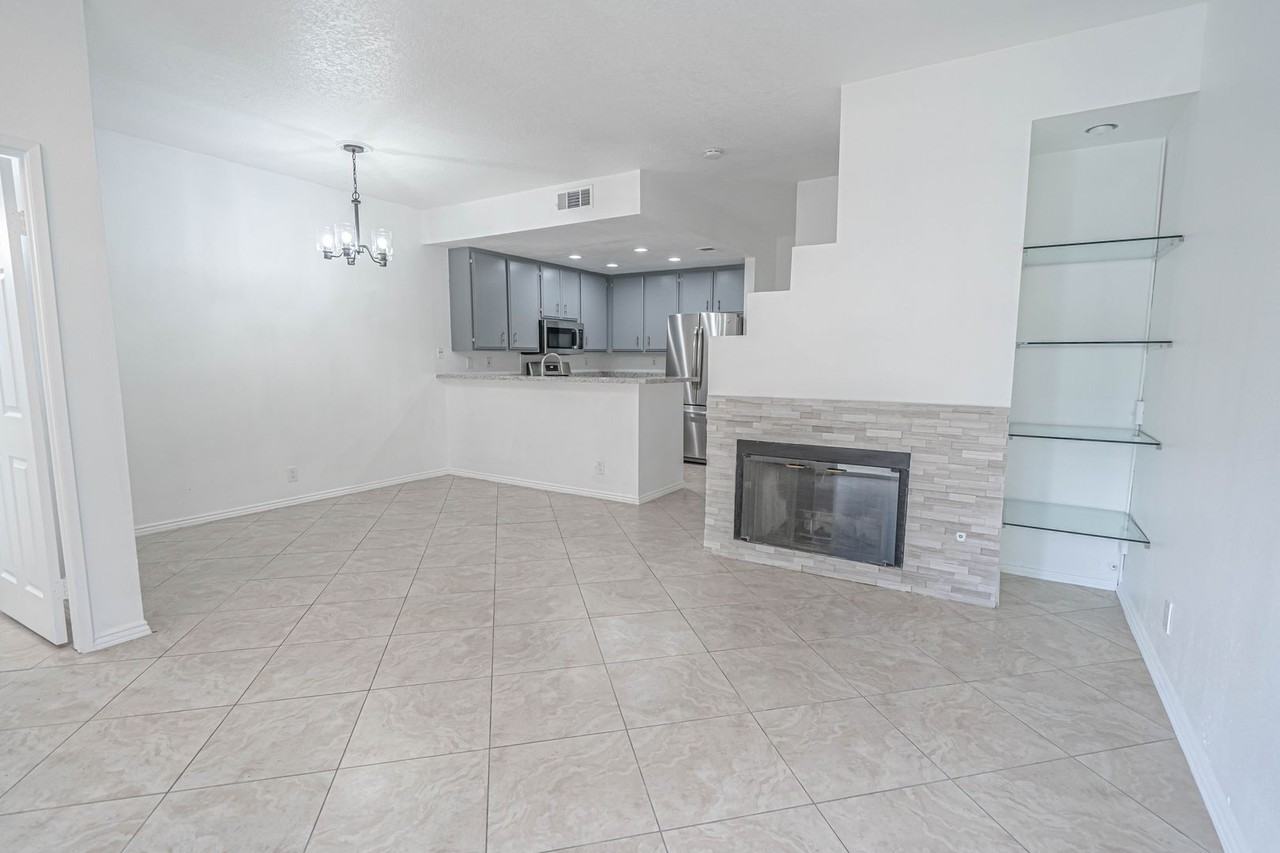 25511 Schubert Cir #D - Photo 4 of 21