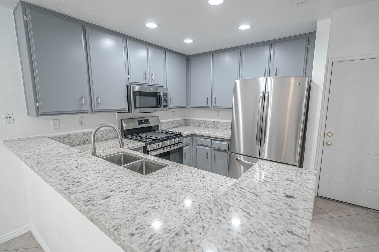 25511 Schubert Cir #D - Photo 5 of 21