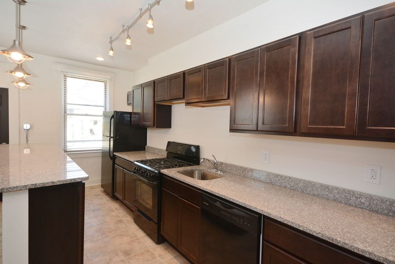 3385 Parkview Ave - Photo 2 of 20